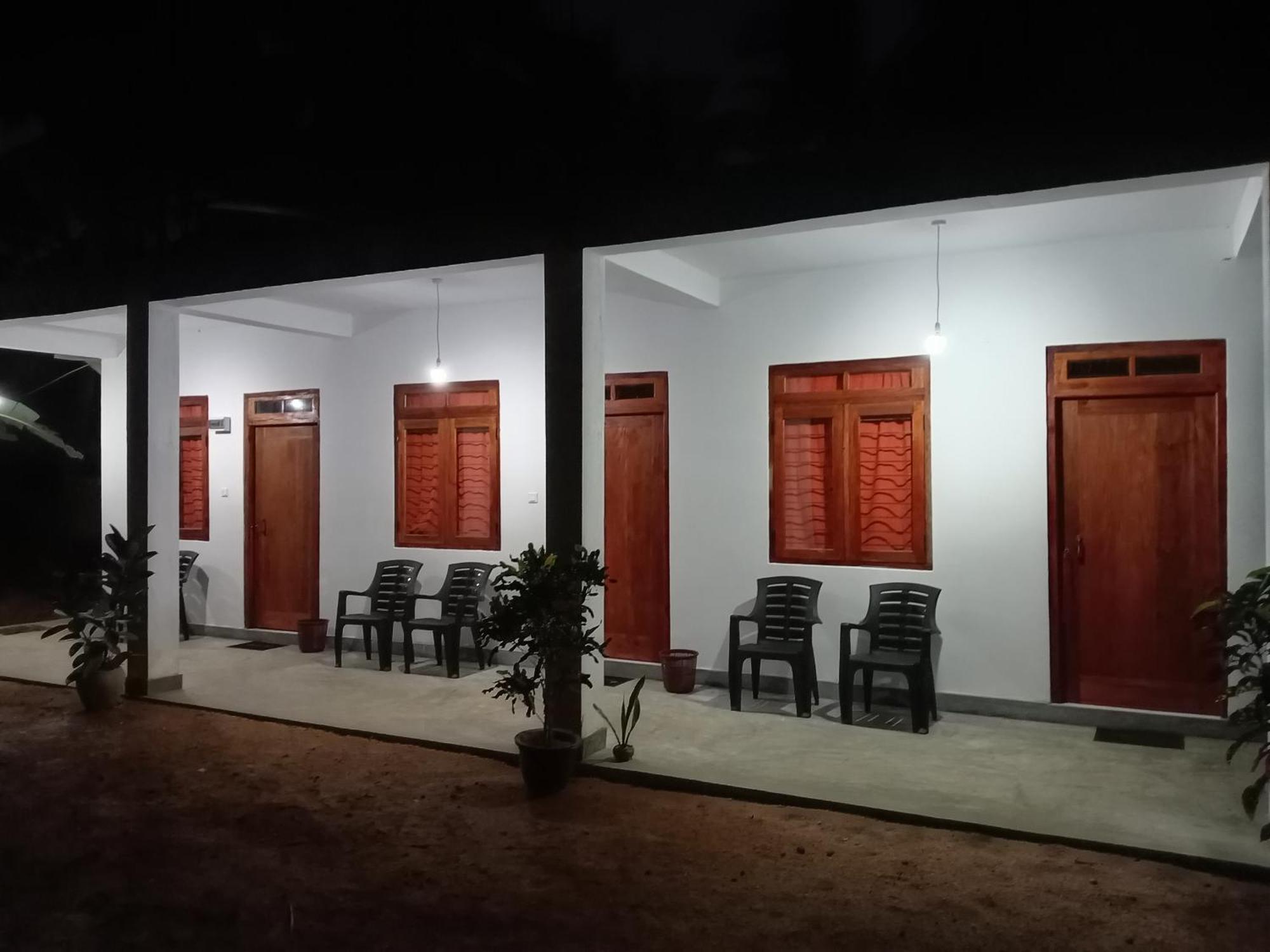 Lake House Homestay อนุราธปุระ ภายนอก รูปภาพ