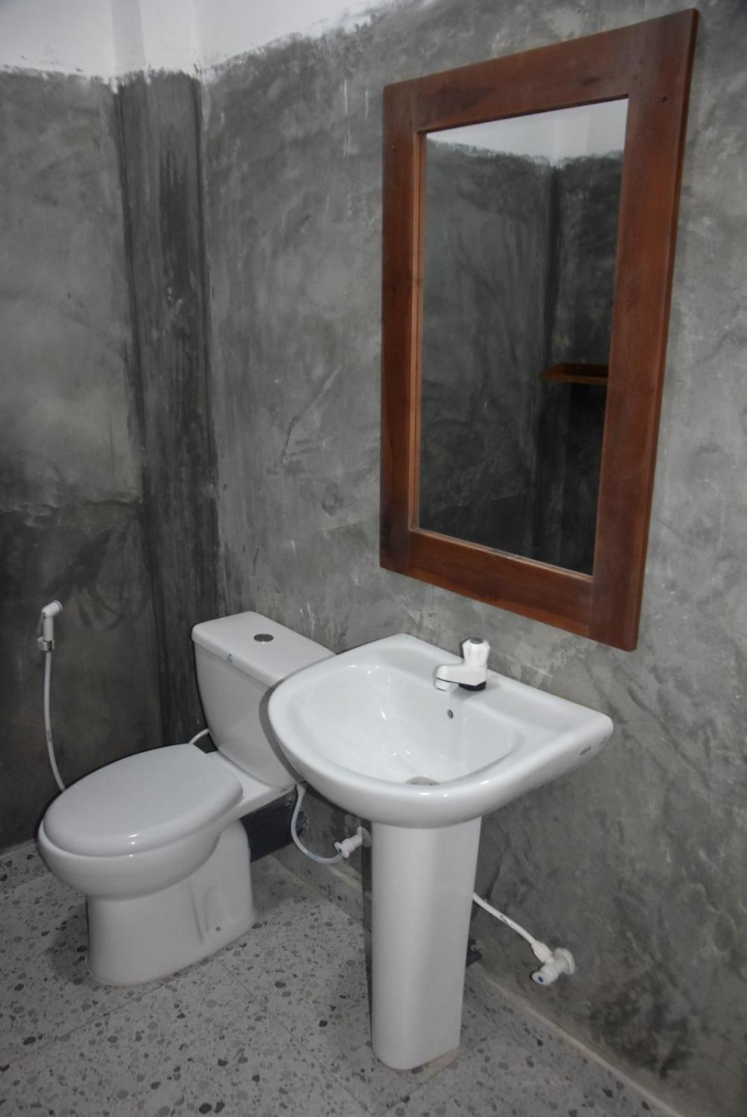 Lake House Homestay อนุราธปุระ ภายนอก รูปภาพ