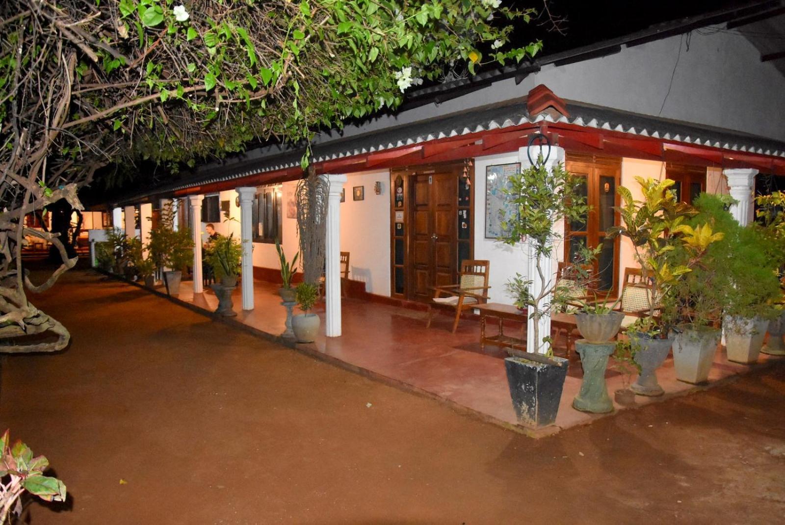 Lake House Homestay อนุราธปุระ ภายนอก รูปภาพ