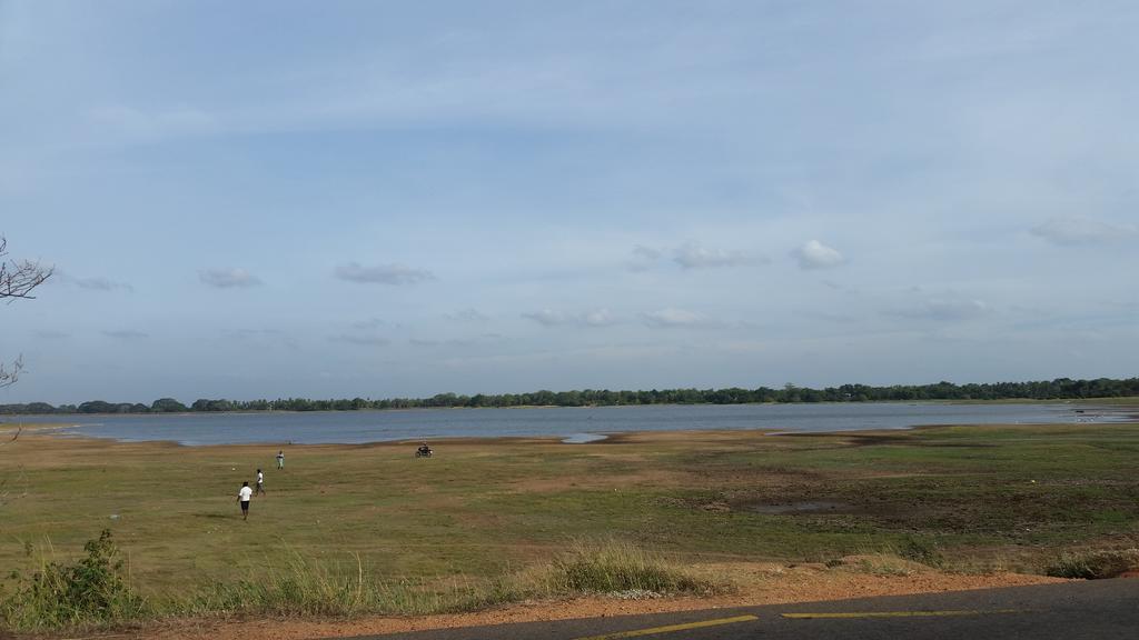 Lake House Homestay อนุราธปุระ ภายนอก รูปภาพ